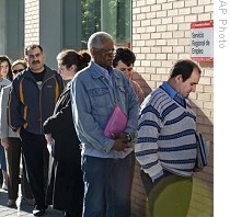 People line up to enter a government job center in Madrid, 04 May 2009