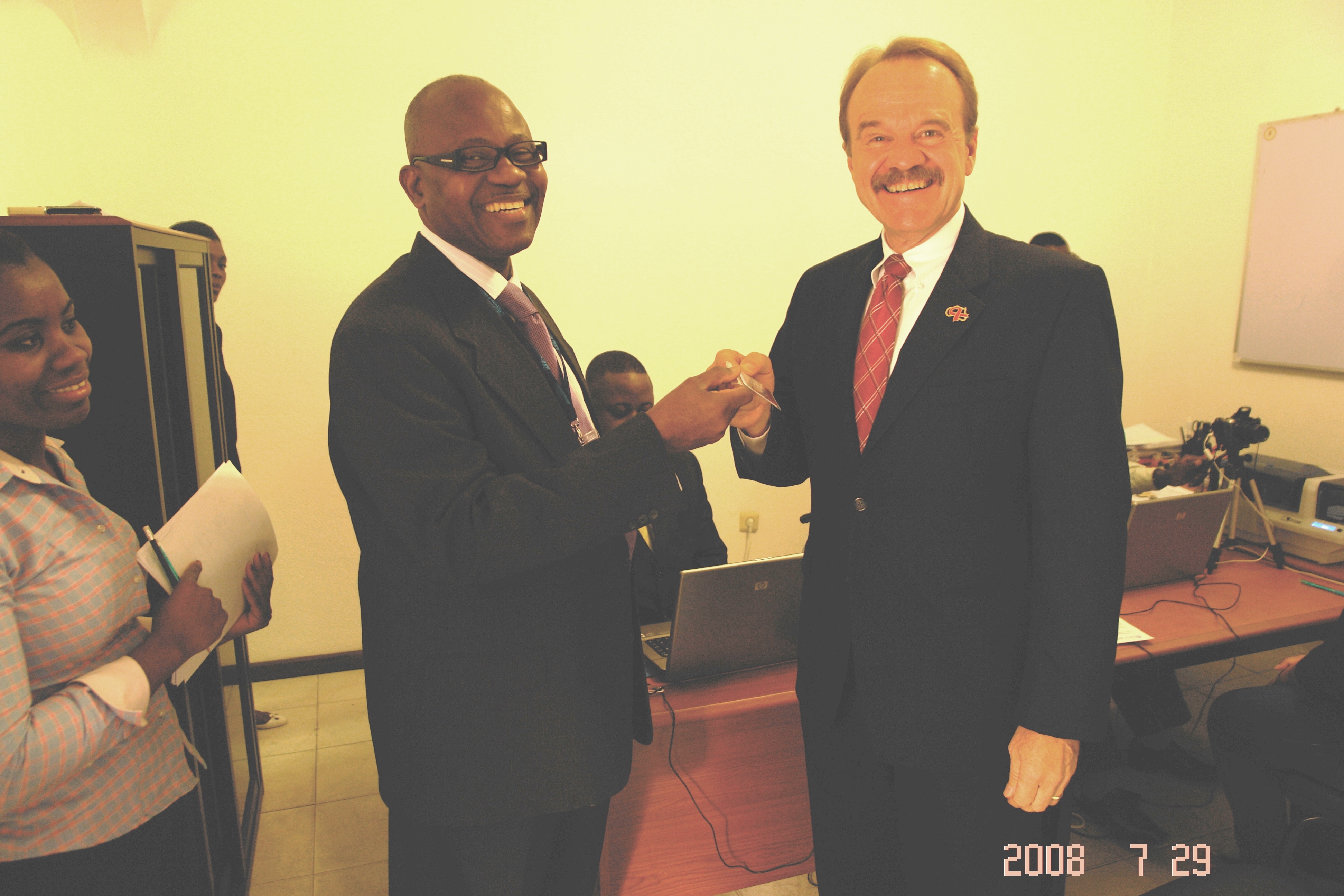 Ambassador receives credential from Angola's CNE.