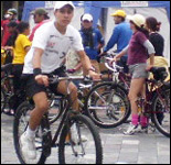 Personas montando bicicleta