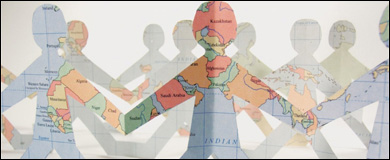 Mapa recortado en forma de personas agarrándose de las manos