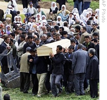 People bear the coffin of a victim of Monday night's assault to bury in Bilge in southeastern Turkey, 05  May 2009