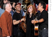 Musicians Billy Bragg, Tom Morello, Patti Scialfa and Bruce Springsteen perform at benefit concert celebrating Pete Seeger's 90th birthday at Madison Square Garden, 03 May 2009