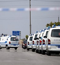 Convoy of ambulances drive into hotel to transport Mexican passengers to Pudong International Airport in Shanghai, 05 May 2009 