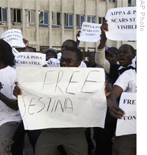 Demonstrators protest re-arrest of Zimbabwean rights activists, inluding Jestina Mukoko, in Harare, 5 May 2009