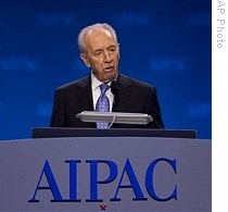 Israeli President Shimon Peres pauses during a speech at the American Israel Public Affairs Committee 2009 policy conference on Monday, 04 May 2009 in Washington