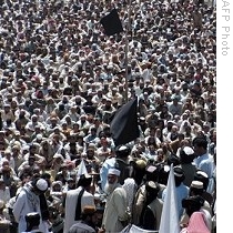 Supporters of Pakistan's hardline cleric Sufi Muhammad listen to his speech during a public meeting in  Swat, 19 Apr 2009