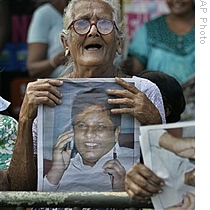 Elderly Sri Lankan women hold photograph of the Sunday Leader newspaper editor Lasantha Wickrematunge during his funeral procession in Colombo, Sri Lanka, 12 Jan 2009