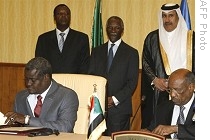 Chad's Foreign Minister Musa Faki Mohammed (L) and Sudanese minister of international cooperation, al-Tijani Saleh Fedail, sign joint agreement in Doha, 03 May 2009