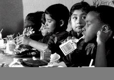 Ninos comiendo