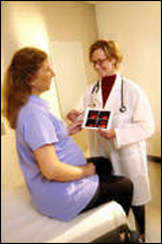 Foto: Una mujer embarazada con su profesional de atención médica