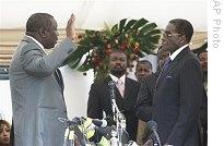 Morgan Tsvangirai (l) takes the oath of prime minister, in front of President Robert Mugabe (r) at the State House in Harare, 11 Feb. 2009