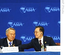 Kazakh President Nursultan Nazarbayev (L) and Chinese Premier Wen Jiabao at the Boao Forum, 18 Apr 2009