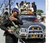 Local villagers flee as Pakistani forces launched an offensive against Taliban and militants in Buner, 30 Apr 2009