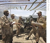 Pakistani soldiers get ready to pound hideouts of Taliban and militants in Pakistani district of Lower Dir, 28 Apr 2009