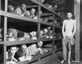 Antiguo prisioneros del campo menor de Buchenwald en sus “camas” en que dormían tres en una cucheta de madera.