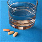 Foto: pastillas y un vaso de agua