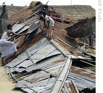 Villagers rebuild a house damaged by Cyclone Bijli at Cox's Bazar south of Dhaka, Bangladesh,  18 Apr 2009