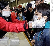 韩国卫生工作者发放口罩