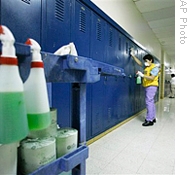 学校清洁工在清扫校舍