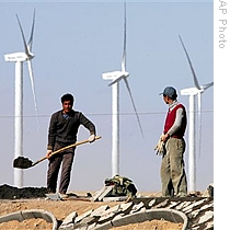 工人在甘肃风力发电厂修路