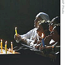 古巴天主教徒在哈瓦那一所教堂祈祷