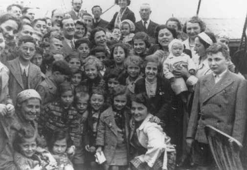 "سینٹ لوئس" پر سوار مسافر۔ نازی جرمنی کے اِن پناہ گزینوں کو مجبوراً یورپ لوٹنا پڑا جب کیوبا اور امریکہ دونوں نے اُنہیں ریفیوجی کا درجہ دینے انکار کر دیا۔ مئی یا جون 1939۔