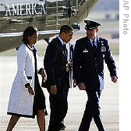 奥巴马总统和夫人启程飞往伦敦