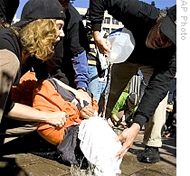抗议者模拟水刑-模拟溺水
