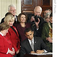 奥巴马在白宫签署劳工法案