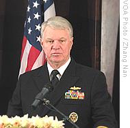 美国海军上将拉夫黑德在京举行记者会