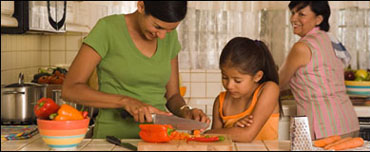 Madre e hija preparando una comida saludable.