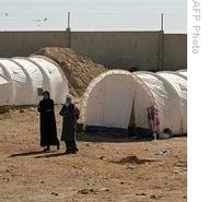 Iraqi Palestinians stand at the Tanaf refugee camp near the border crossing between Syria and Iraq (File photo)