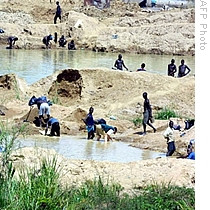 Diamond seekers work in a diamond mine outside Freetown, Sierra Leone (File)