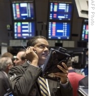 Traders work on the floor of the New York Stock Exchange in New York City, 14 Nov 2008