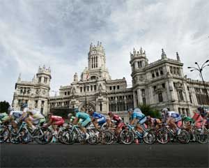 Bikers ride through Madrid on the last stage of the Tour of Spain race, September 21, 2008. [© AP Images]