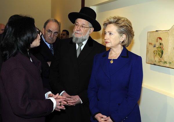 Secretary Clinton visited the new Bruno Schulz display, Wall Painting under Coercion, in the Holocaust Art Museum, guided by Director of the Museums Division Yehudit Inbar and Senior Art Curator Yehudit Shendar and accompanied by Chief Rabbi Lau, Yad Vashem Council Chairman, and Middle East Special Envoy Senator George Mitchell. 
