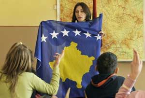 A teacher introduces Kosovo's new national flag to her class in Kosovska Mitrovica, Kosovo. February 19, 2008. [© AP Images]