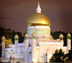 The Sultan Omar Ali Saifuddien mosque, Bandar Seri Begawan, Brunei, November 9, 2000. [© AP Images]