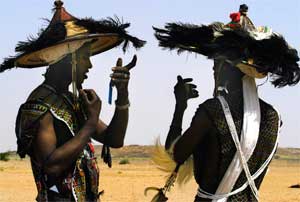 Men from the Wodaabe tribe prepare for a festival near Agadez, Niger, September 26, 2003. [© AP Images]