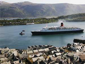 A cruise ship leaves Alesund, Norway, June 18, 2007. [© AP Images]