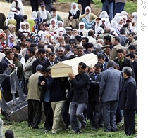 People bear the coffin of a victim of Monday night&amp;#39;s assault to bury in Bilge in southeastern Turkey, 05&amp;nbsp; May 2009