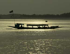 A boat navigates the Niger river at sunset near Timbuktu, Mali, March 15, 2004. [© AP Images]