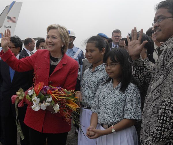 Secretary Clinton receives flowers from students of Menteng Elementary School 1 in Jakarta , Indonesia