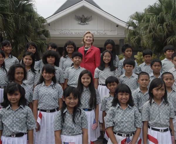 Secretary Clinton with Menteng Elementary School 1 Children's Choir in Jakarta, Indonesia.