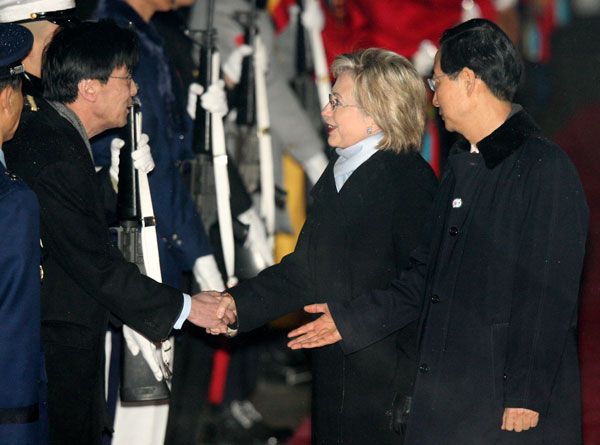 Secretary of State Hillary Rodham Clinton, accompanied by Ambassador-designate to the U.S. Han Duck-soo, is greeted by Chang Ho-jin, Director General of North American Affairs at the Foreign Ministry.