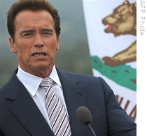 California Governor Arnold Schwarzenegger speaks at press conference on swine flu situation in Beverly Hills, 27 Apr 2009