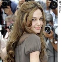 Angelina Jolie poses for photographers in Cannes, France 23 May 2007