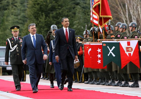 Turkish President Abdullah Gul, second right, and U.S. President Barack Obama, center, review the honor guards at Cankaya Presidential Palace in Ankara, Turkey on Monday April 6, 2009. 