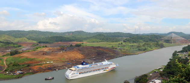 El crucero Pride of Aloha de Norwegian Cruise Lines atraviesa el Canal de Panamá, justo al frente del Cerro Paraíso, donde se ejecuta el primer contrato de excavación seca del Programa de Ampliación del Canal.