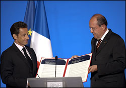 France's President Nicolas Sarkozy receives a copy of the Declaration of Paris from International Federation of Red Cross and Red Crescent Societies President Juan Manuel Suárez del Toro (R) at a ceremony to mark the 90th anniversary of the International Federation of Red Cross and Red Crescent Societies at the Elysee Palace in Paris, May 4, 2009.   REUTERS/Philippe Wojazer  (FRANCE POLITICS ANNIVERSARY)